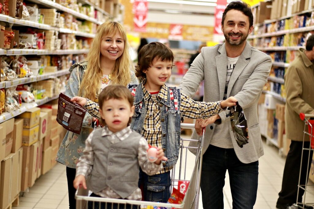 Rodzina z dziećmi robiąca zakupy w supermarkecie